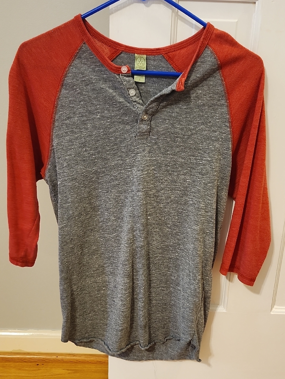Alternative Earth Heather Gray & Red Raglan Henley Top (Size Small)